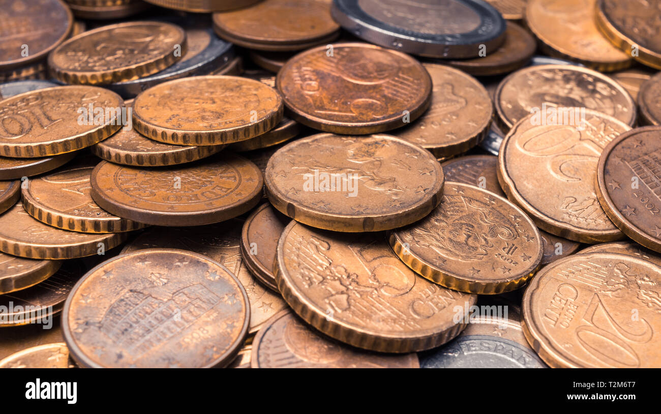 Close-up di un mucchio di rame e nichel euro e centesimi su sfondo bianco Foto Stock