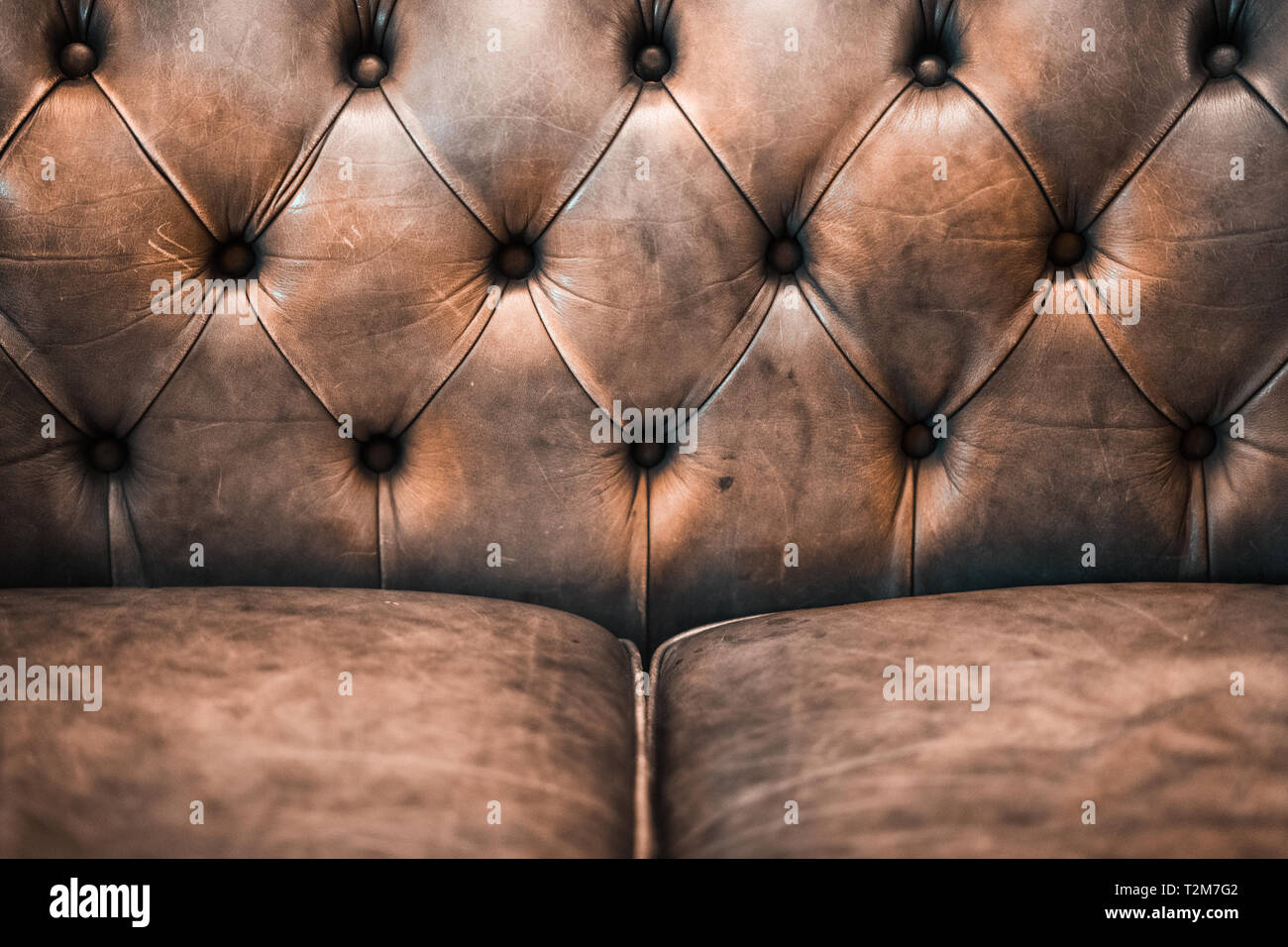 Close-up di un'annata eleganti divani in pelle marrone Foto Stock