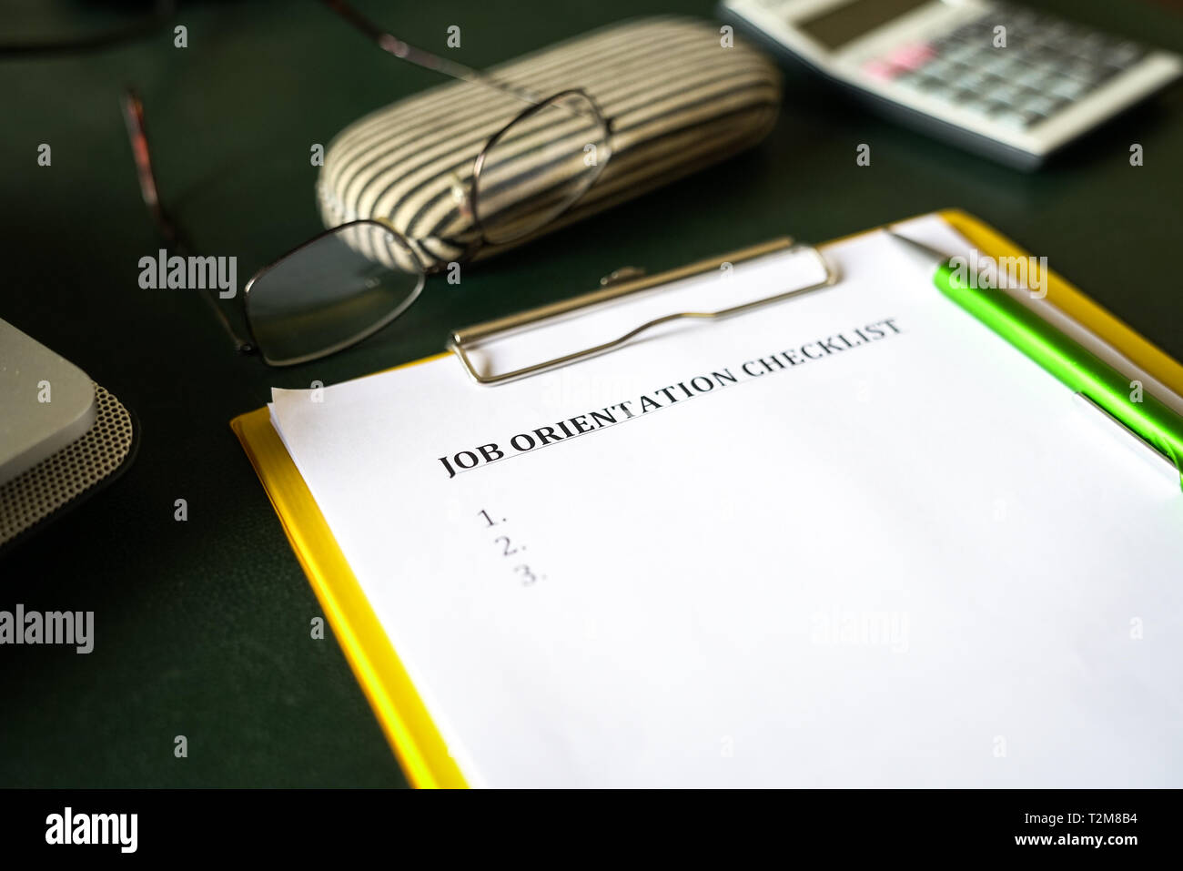 Orientamento al lavoro checklist sulla scrivania di un ufficio, un concetto di onboarding Foto Stock