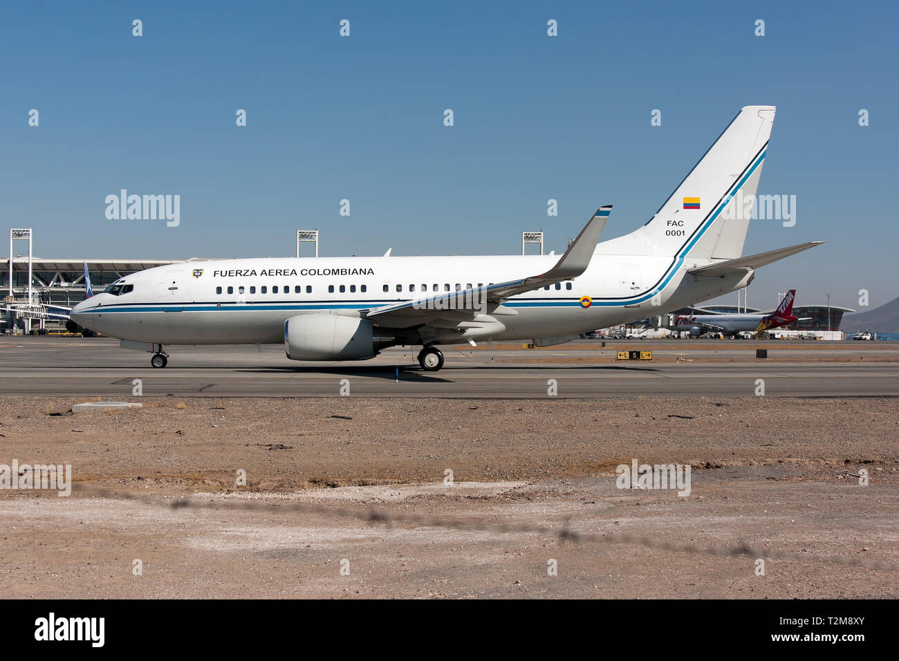 Il Colombiano presidential Boeing 737-700 visto portare diplomatici torna a casa dopo un incontro ufficiale a Santiago. Foto Stock