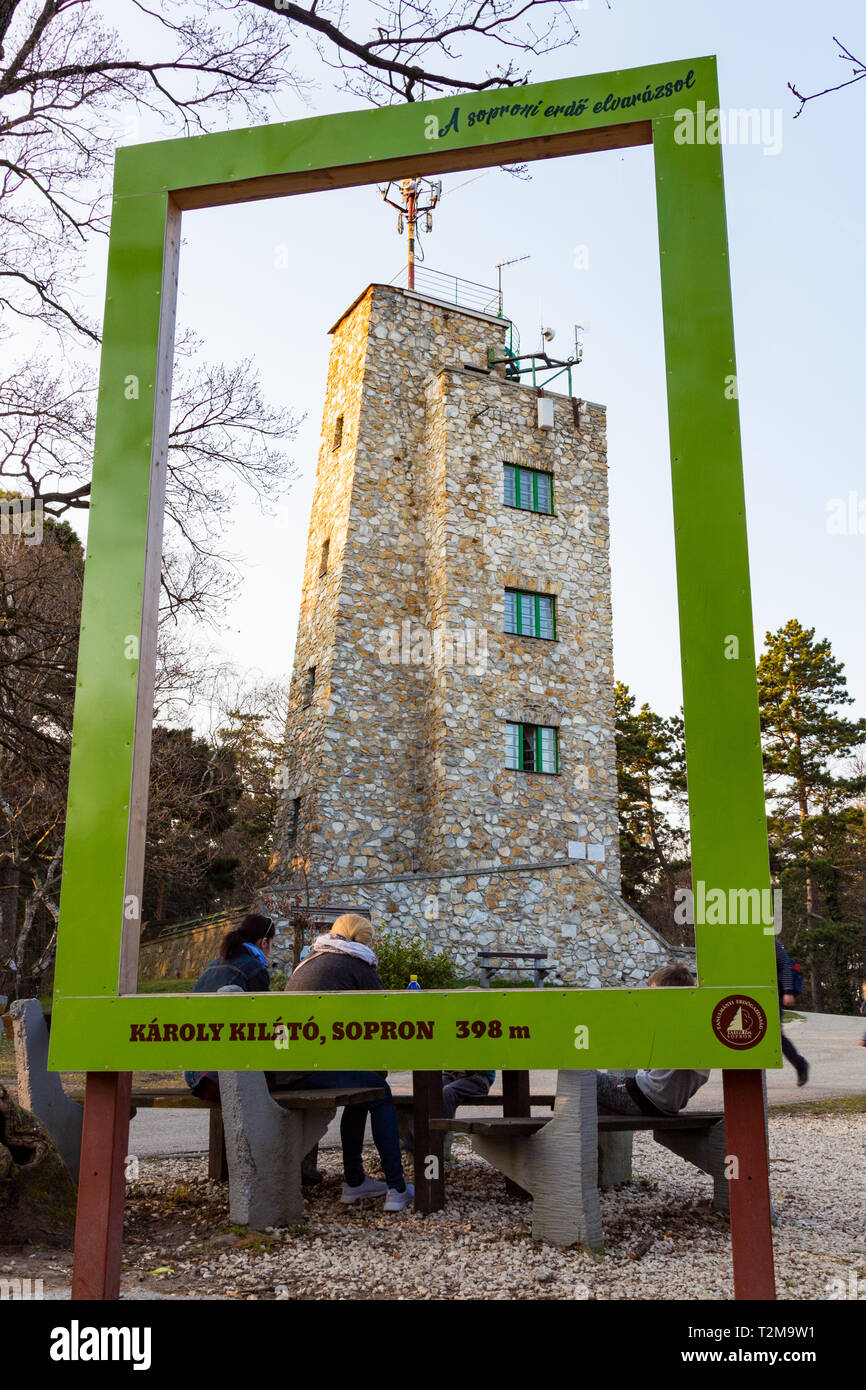 Enorme photo frame nella parte anteriore del Károly-kilátó (lookout tower) a Sopron Foto Stock