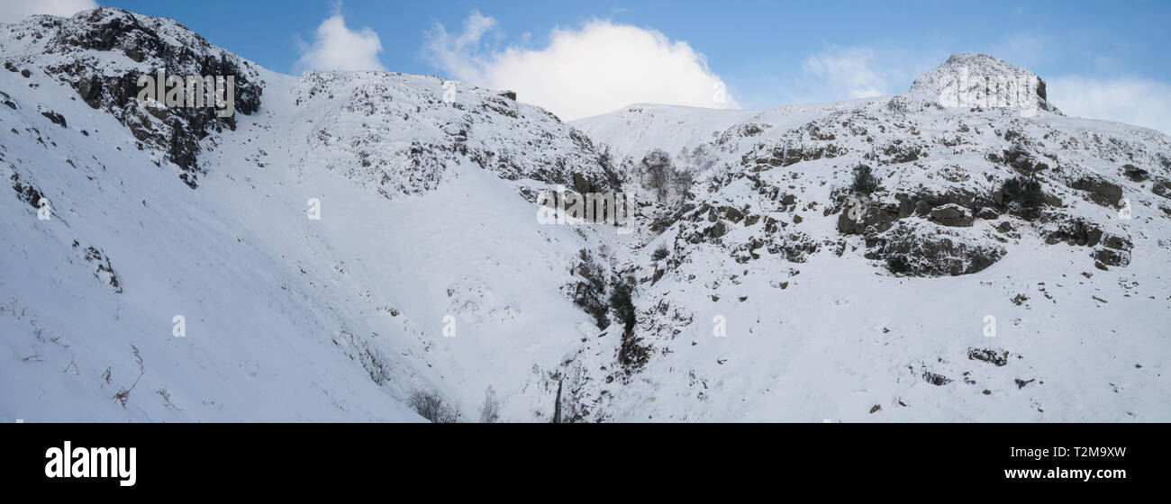 Il luccio o' Stickle vertice, Langdale valley in neve nel Lake District inglese. Foto Stock