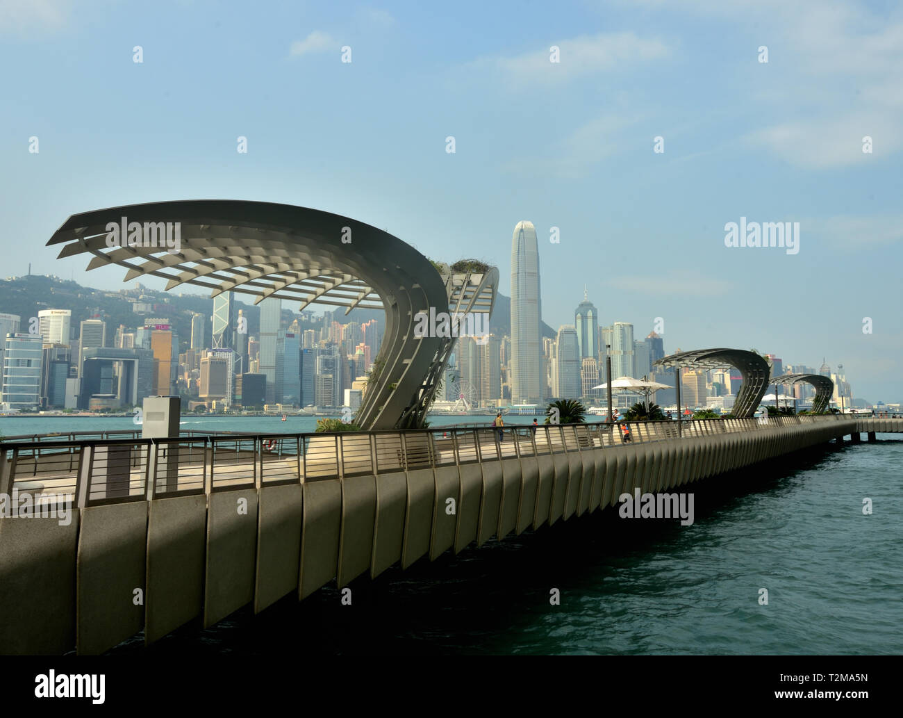 Tonalità di metallo accanto alla passeggiata Tsim Sha Tsui, Hong Kong Foto Stock