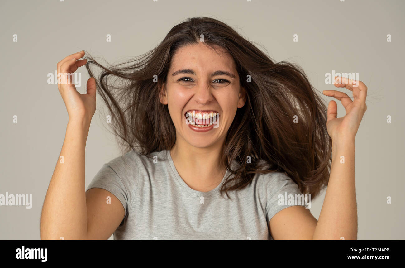 Ritratto di bella donna scioccato udito la Buona Novella, vincente della lotteria o avendo grande successo con sorpresa faccia felice. Rendendo allegro gesti. Fa Foto Stock