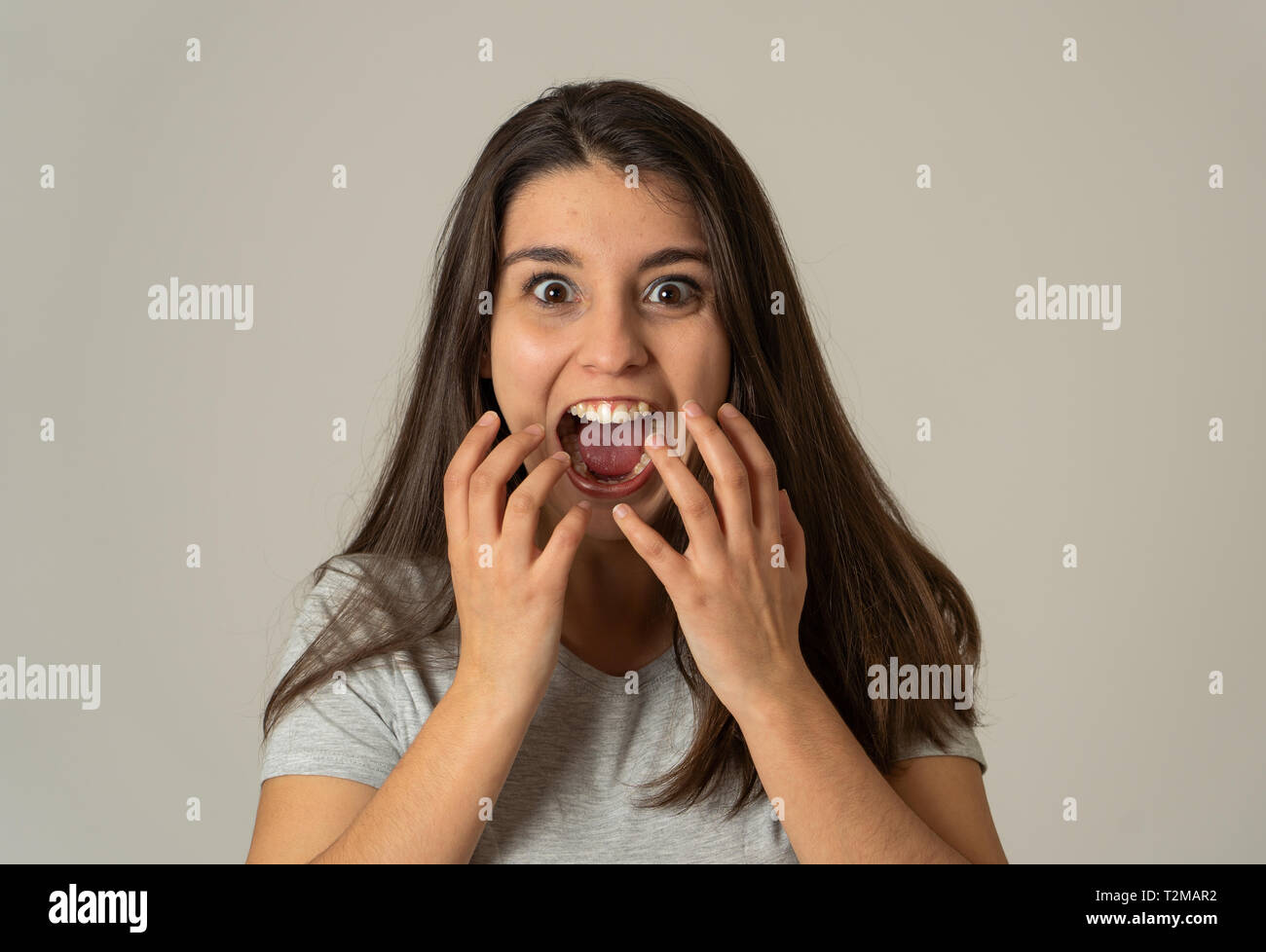 Ritratto di bella donna scioccato udito la Buona Novella, vincente della lotteria o avendo grande successo con sorpresa faccia felice. Rendendo allegro gesti. Fa Foto Stock