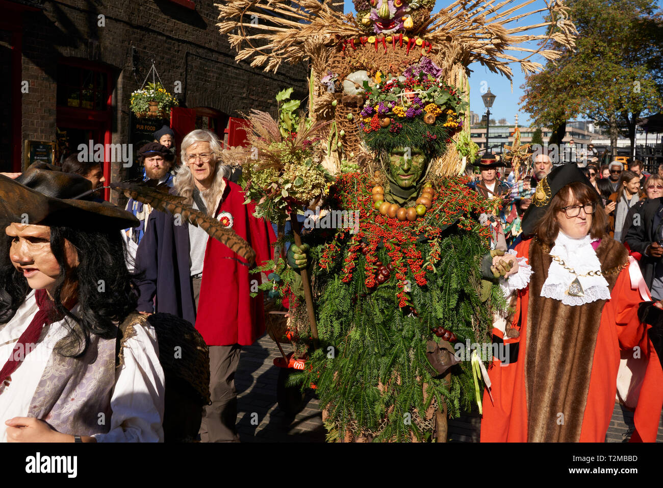 La bacca uomo sulla strada per il mercato di Borough, Londra, Regno Unito, per Apple alle celebrazioni del Giorno Foto Stock