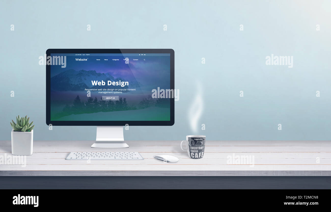 Web design studio con il display del computer, la tastiera e il mouse su office scrivania. Moderno design piatto pagina web sul display. Copia spazio accanto. Foto Stock
