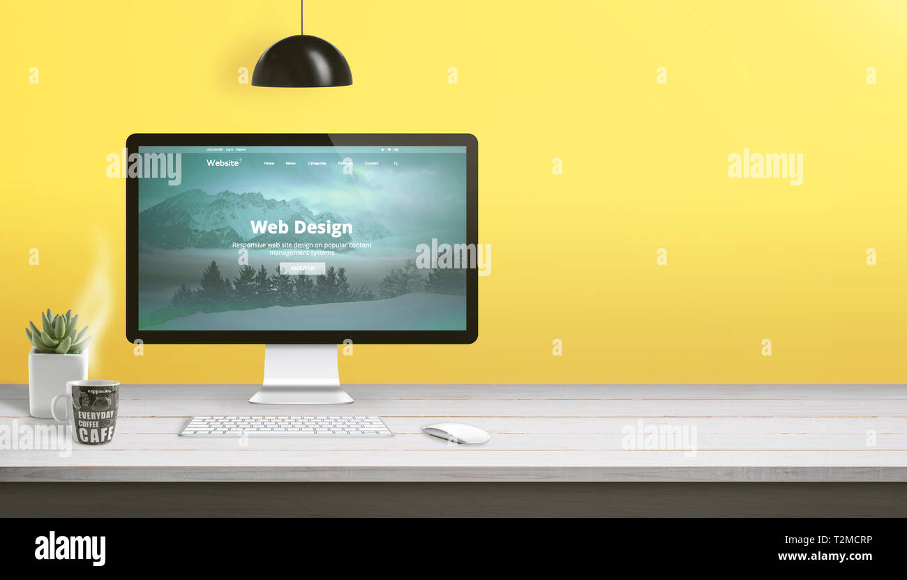 Web design studio scrivania con computer display, tastiera, mouse, impianti e la tazza di caffè. Copia spazio accanto sulla parete gialla. Foto Stock