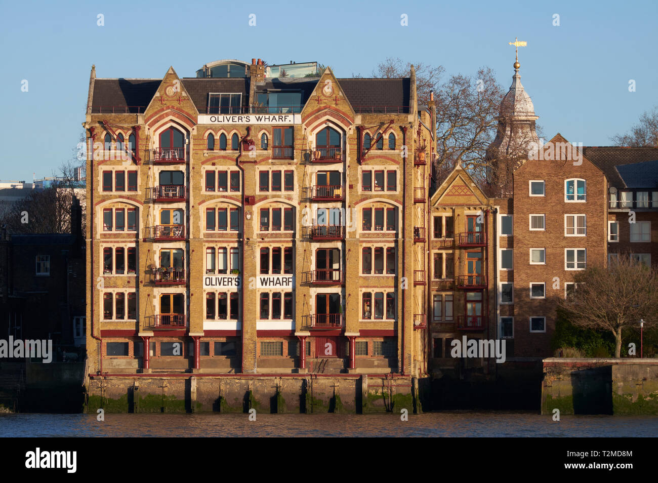 Oliver's Wharf, un vecchio magazzino sul fiume Tamigi a Wapping, Londra Foto Stock