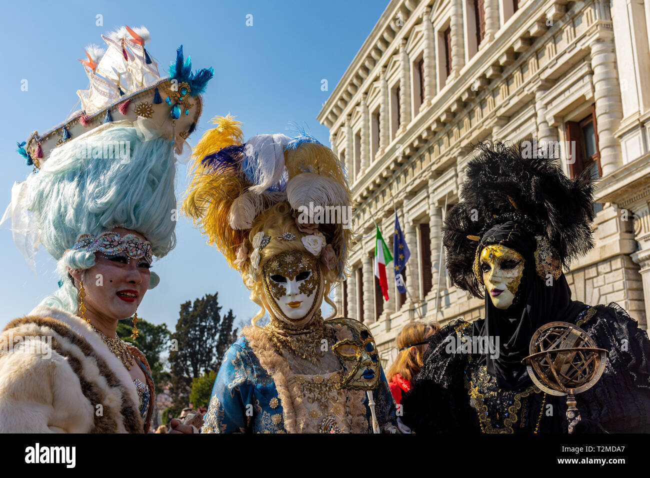 Venezia, Carnevale 2019, tipiche maschere, bei vestiti, posa per fotografi  e turisti Foto stock - Alamy