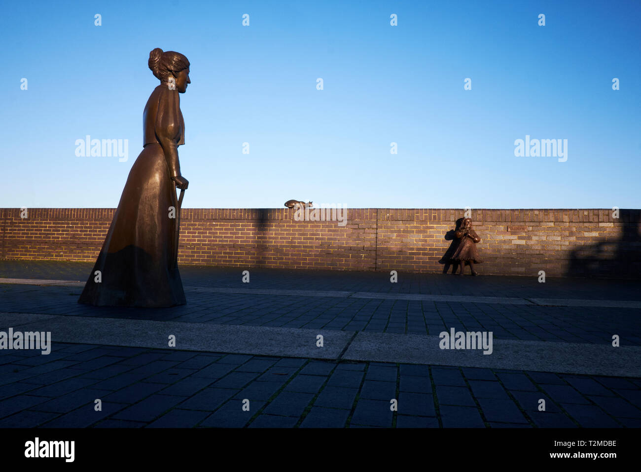 Statue di Alfred e Ada Salter, e un gatto, Rotherhithe, Londra, Regno Unito. Le statue sono noti anche come il dottor Salter's Daydream Foto Stock