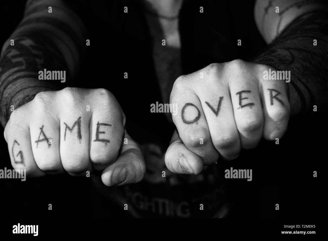 Mani con tattoo game over Foto Stock