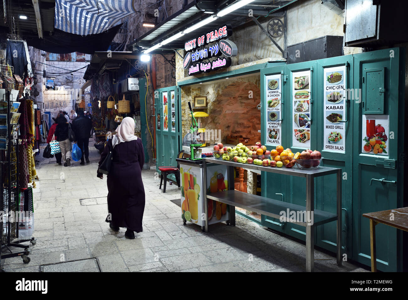 Ristorante arabo "Città della Pace" nella città vecchia cinta di mura di Gerusalemme. Foto Stock