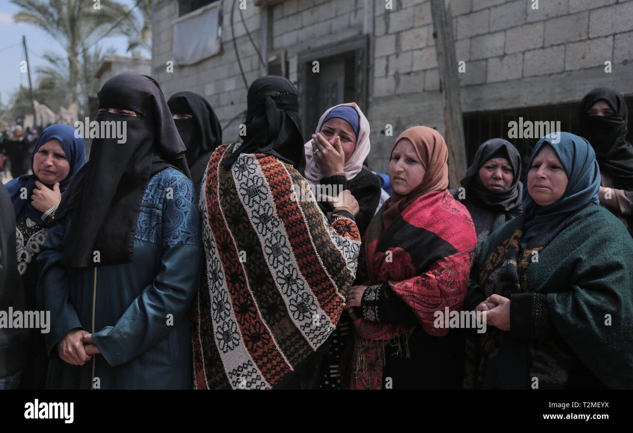 I parenti del defunto sono visti lutto durante la cerimonia funebre di Faris Abu Hijras, 26, che è stato ucciso dall'esercito israeliano a est di Khuza'a vicino al confine Israeli-Gaza durante la terra palestinese dimostrazioni di giorno. Foto Stock