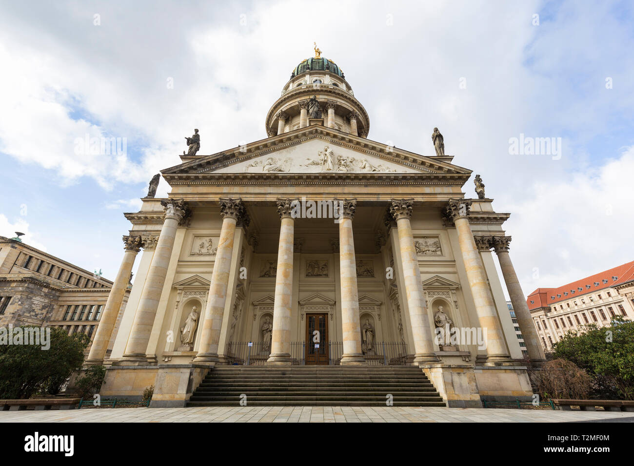 Vista frontale del Französischer Dom (o la Cattedrale francese) presso la piazza Gendarmenmarkt a Berlino, in Germania, in una giornata di sole. Foto Stock