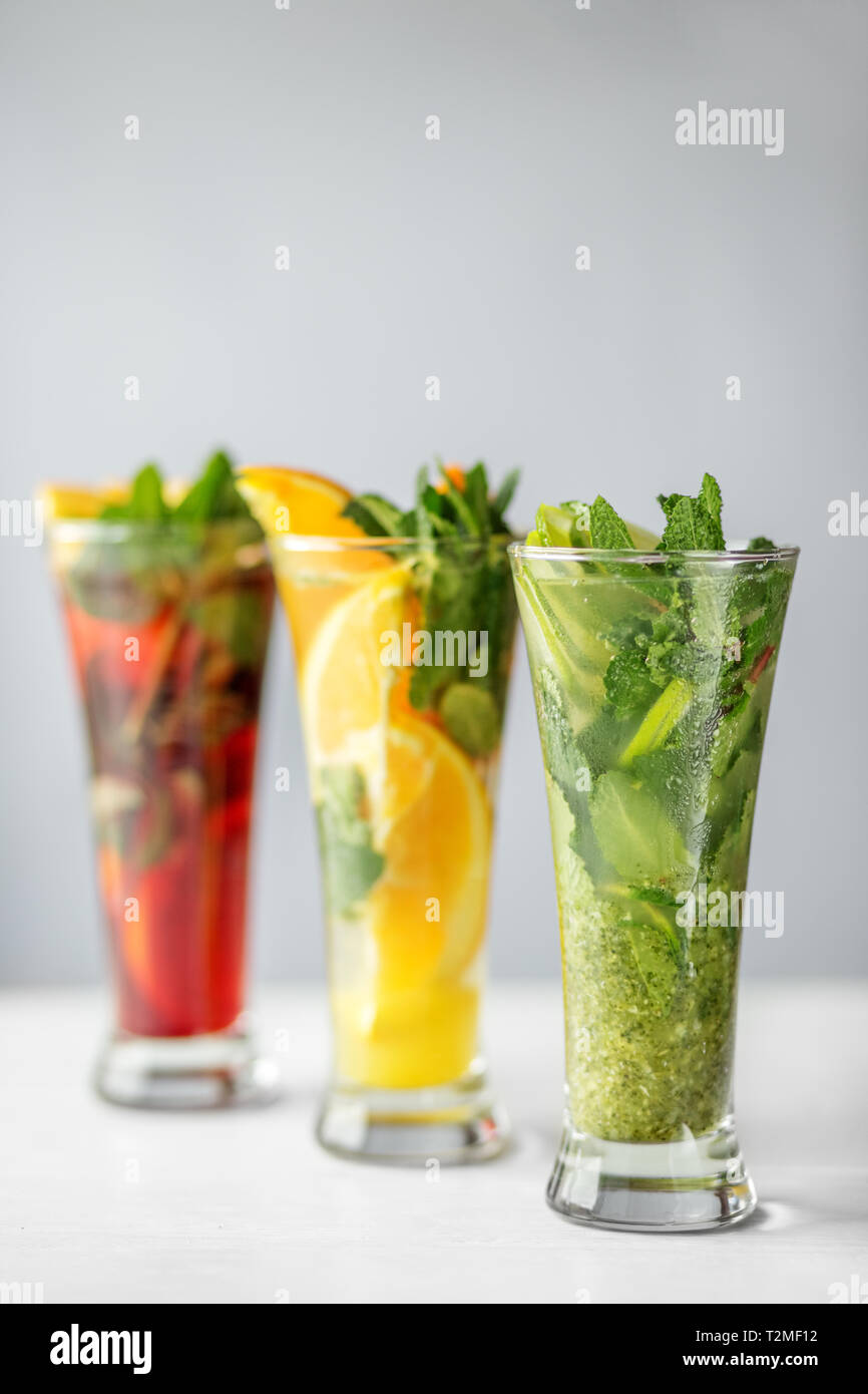 Rinfrescanti analcoliche cocktail con frutta e foglie di menta. Concetto per bevande, estate, calore, alcol, partito e bar. Foto Stock