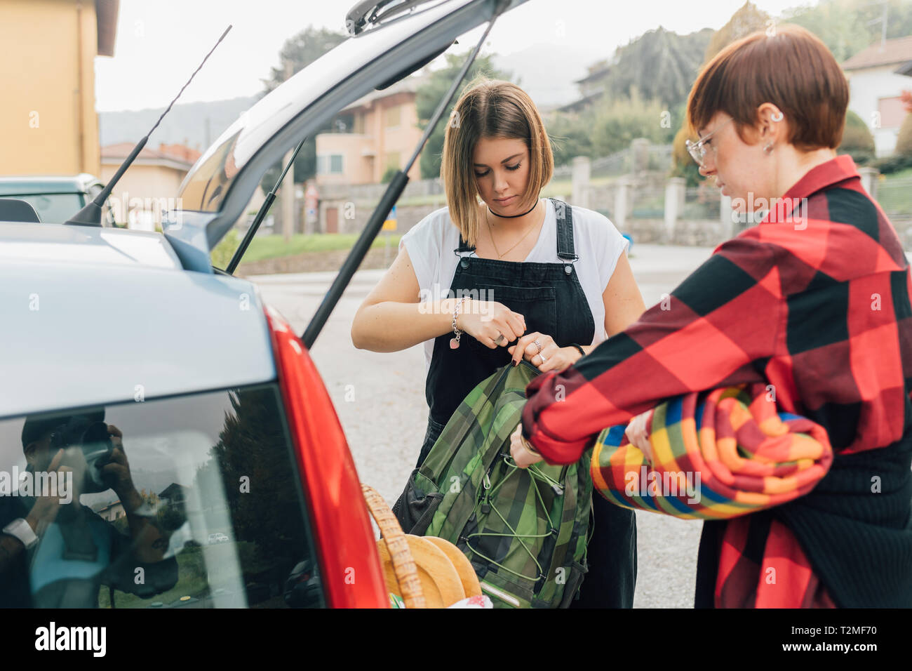 Gli amici di ottenere da picnic automobile, Rezzago, Lombardia, Italia Foto Stock