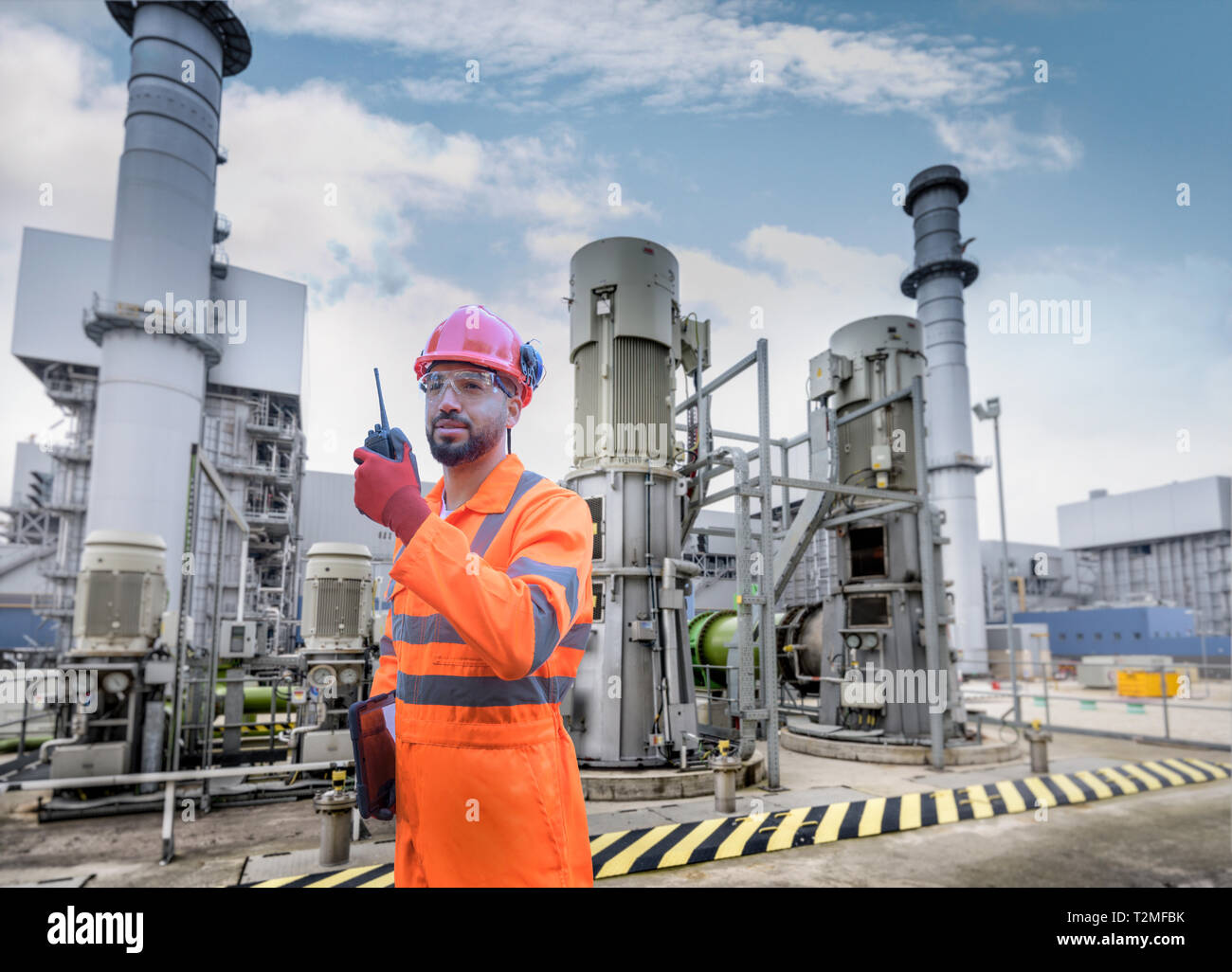 Immagine composita di lavoratore utilizzando walkie talkie in powerstation Foto Stock