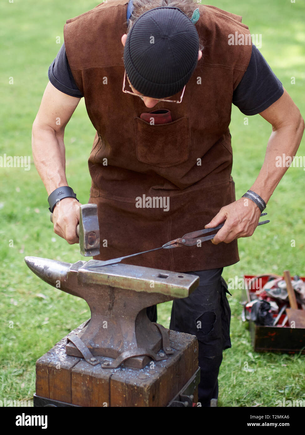 Hämeenlinna, Finlandia - Agosto 17, 2014: un vecchio stile fabbro lavora presso la festa medievale su una soleggiata giornata estiva. Foto Stock