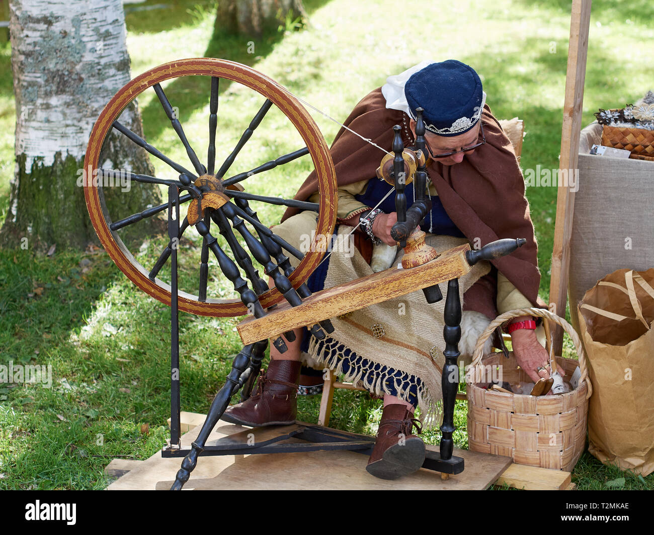 Hämeenlinna, Finlandia - Agosto 17, 2014: Vichinghi combattimenti con spade e scudi al festival medievale su una soleggiata giornata estiva. Foto Stock