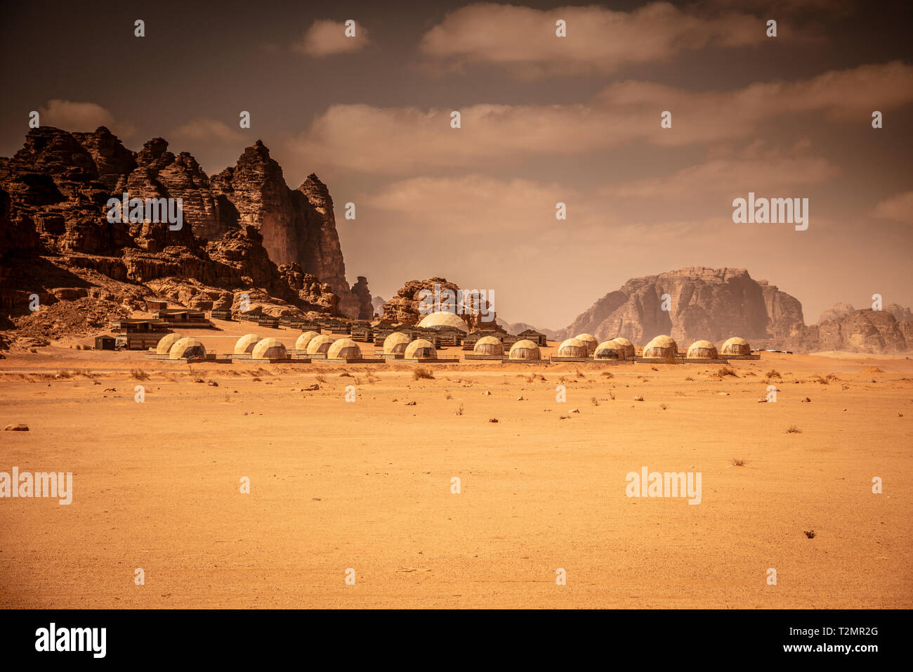 Wadi Rum Desert, Giordania. Hotel Resort con beduina tende e cupole di lusso ispirato al film di Marte. Montagne Rocciose in background. Foto Stock