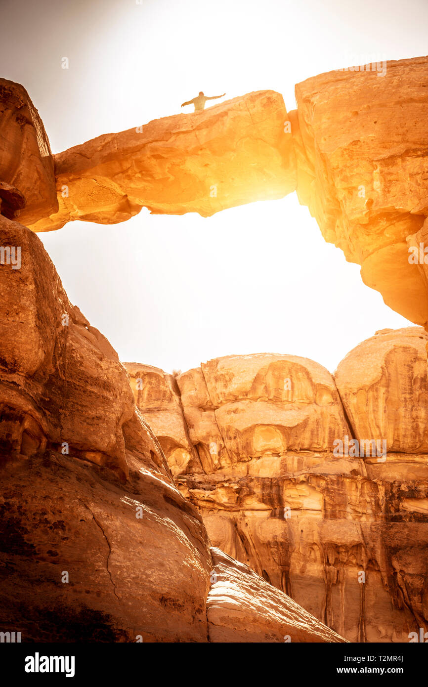 Wadi Rum Desert, Giordania. Famoso Um Frouth ponte di pietra, questo posto è molto apprezzata dai turisti che salgono le rocce per raggiungere la cima e posare per un Foto Stock