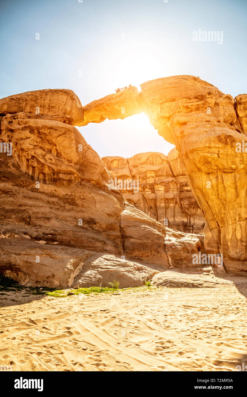 Famoso Um Frouth arch rock, situato nel Wadi Rum desert in Giordania. luogo di pellegrinaggio per i turisti che salgono le rocce a prendere una foto souvenir sul Foto Stock
