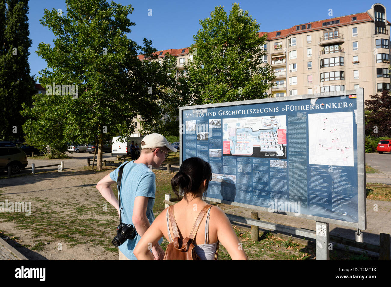 Berlino. Germania. I turisti che visitano il sito di Hitler (bunker Führerbunker), dove Adolf Hitler ed Eva Braun impegnerà il suicidio nel 1945, si trova presso la I Foto Stock