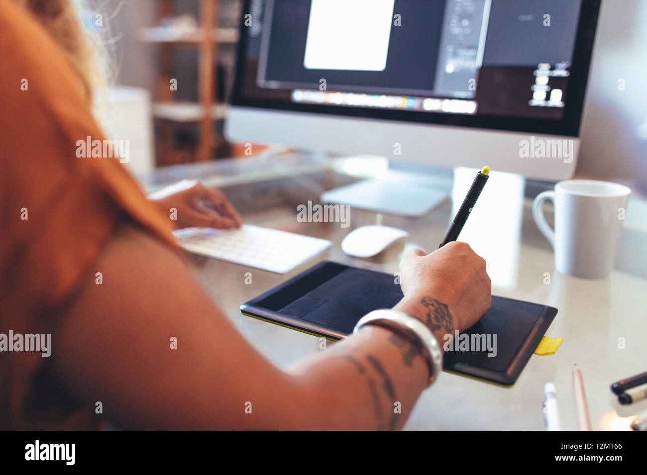 Close up di un illustratore usando un blocco di scrittura digitale per fare un disegno creativo. Artista la realizzazione di un disegno creativo su un computer. Foto Stock