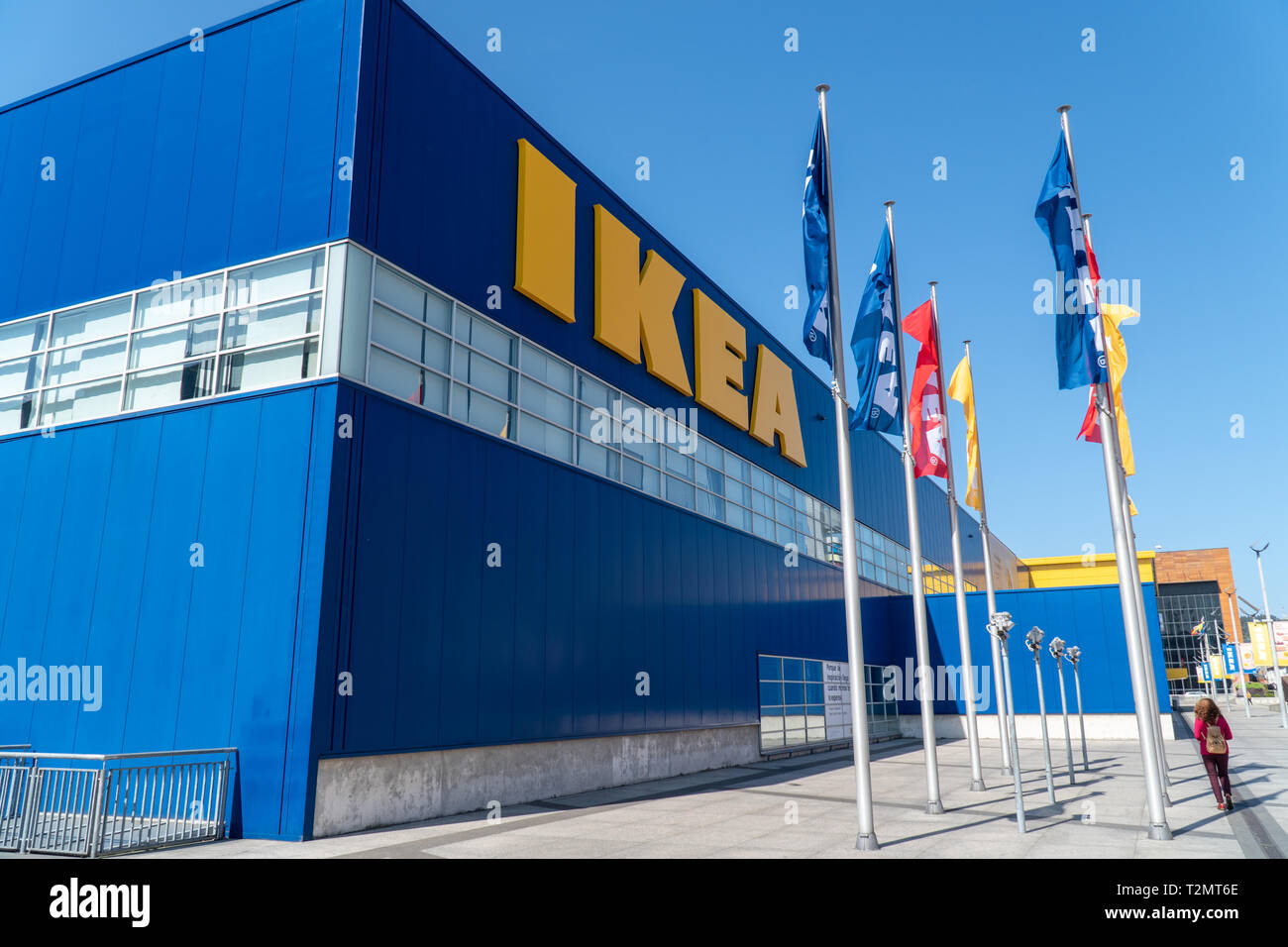 Coruna, Spagna; 01 aprile 2019: insegna IKEA su una facciata sulla giornata di sole Foto Stock