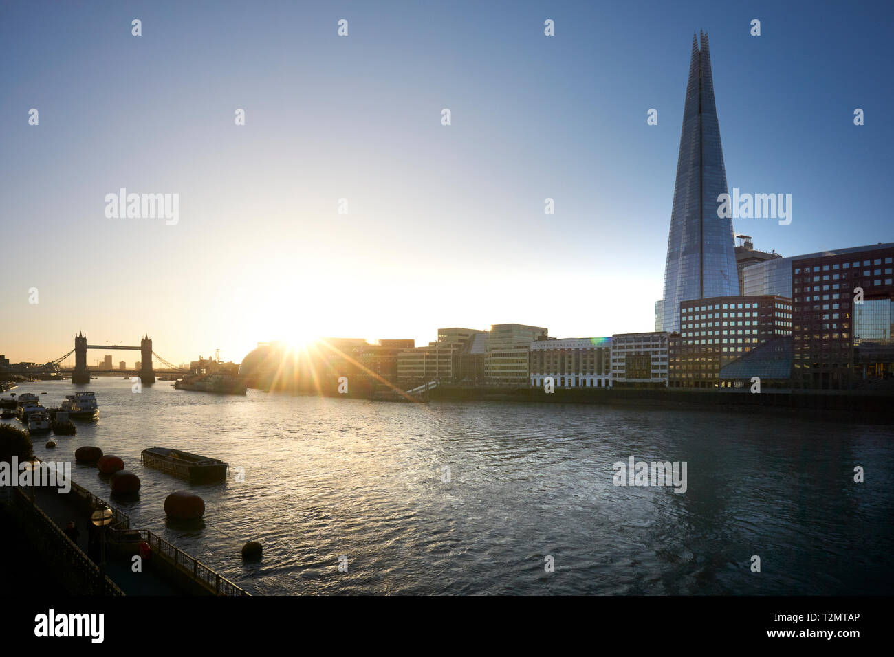 Il Tower Bridge, il fiume Tamigi e il coccio, London, Regno Unito Foto Stock