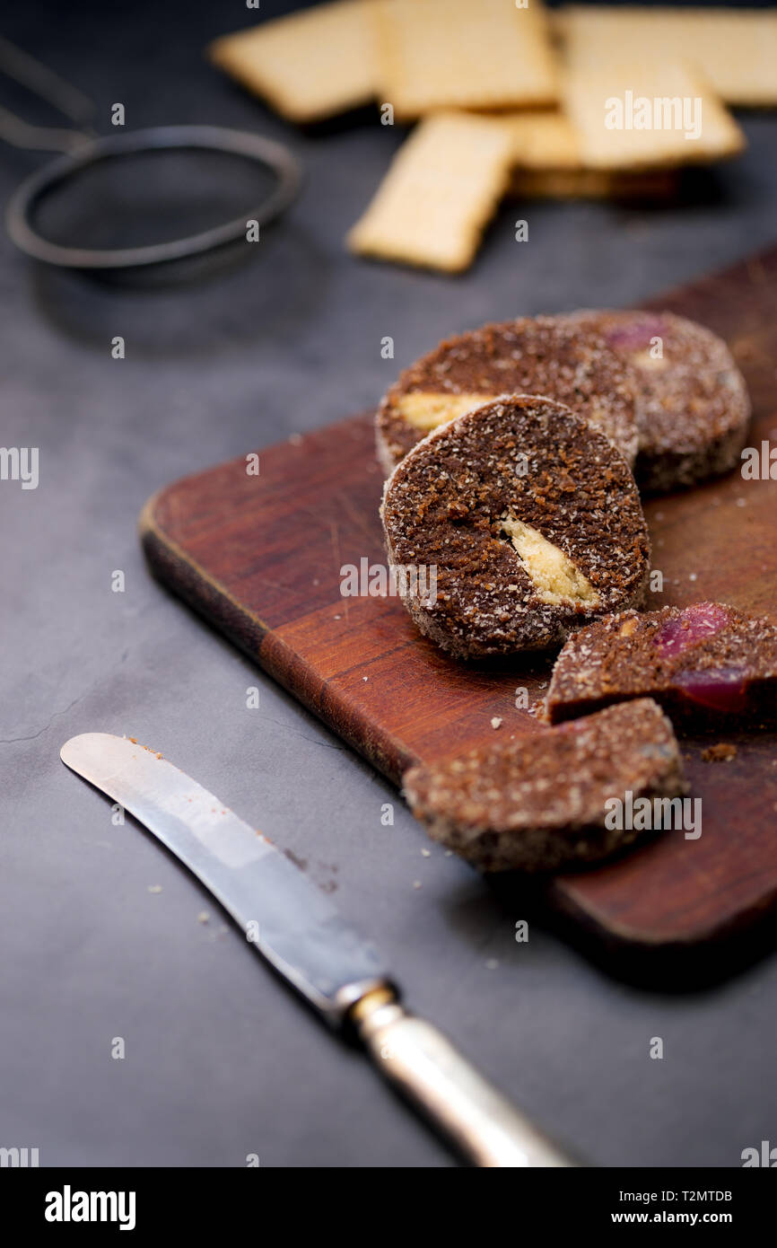 Insalata di cioccolato con i biscotti su una tavola di legno. salsiccia biscotti Foto Stock