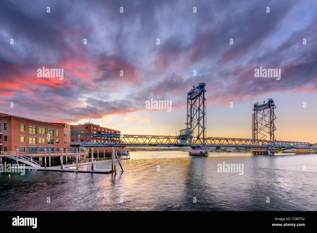 Portsmouth, New Hampshire, Stati Uniti d'America presso il Memorial Bridge sul fiume Piscataqua al crepuscolo. Foto Stock