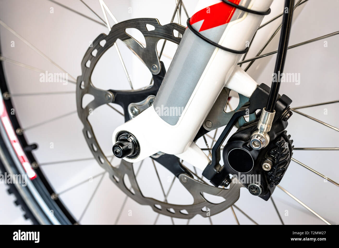 Freno a disco anteriore idraulico in mountain bike. Isolato su uno sfondo bianco. Alta risoluzione, full frame. Foto Stock