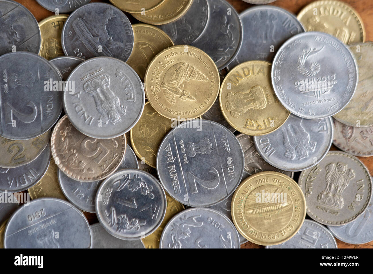 Close up top visualizza immagine di grandi quantità di denaro indiano monete. La valuta indiana il concetto di sfondo con copia spazio. Foto Stock