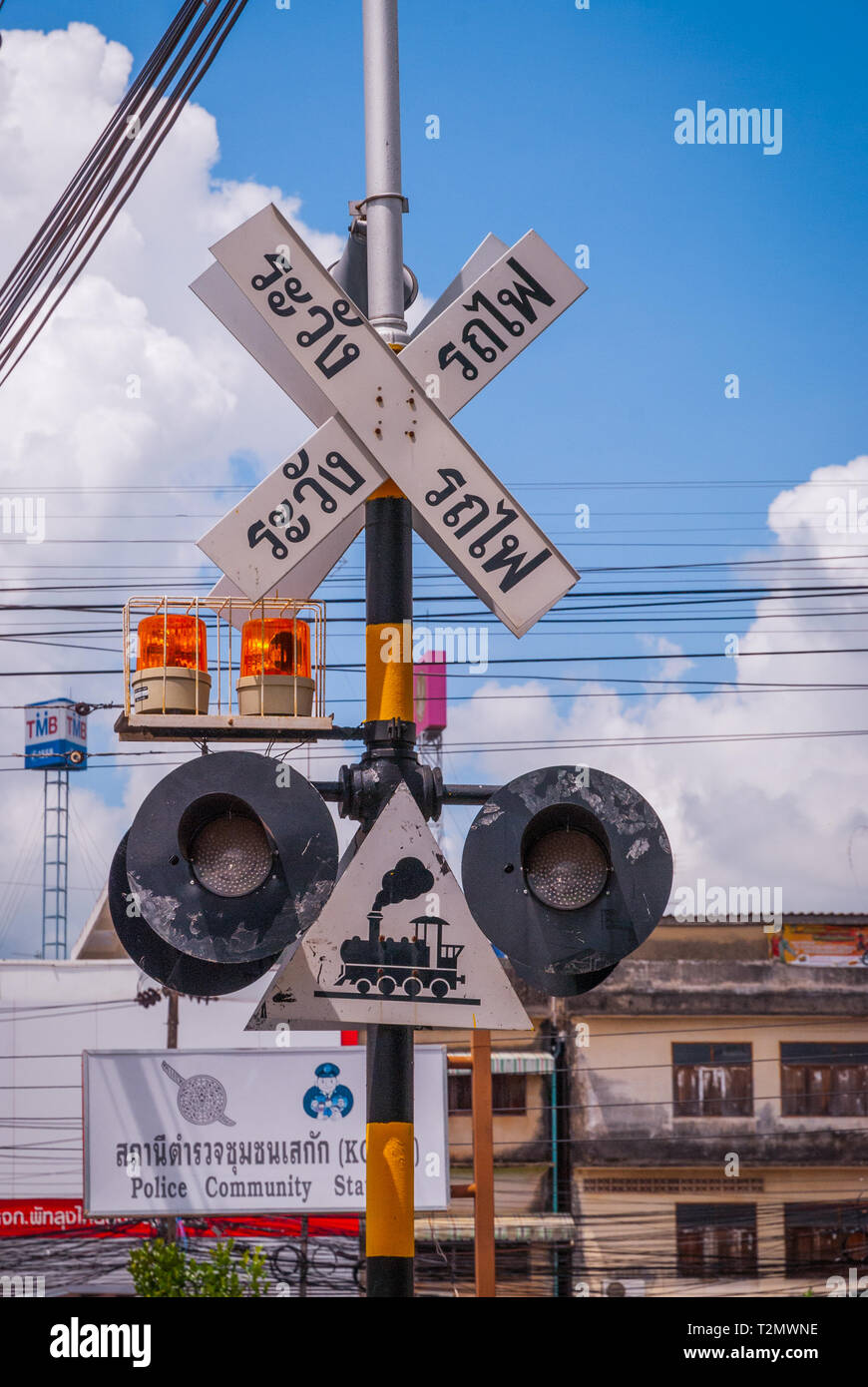 Phatthalung, Thailandia - Ott 2015: attenzione, segno del treno in thailandese con semaforo all'attraversamento ferroviario Foto Stock