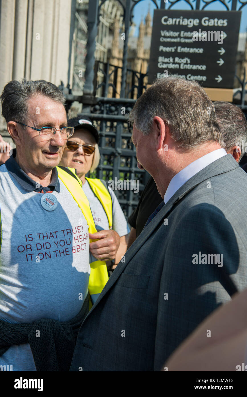 Sammy Wilson DUP MP al di fuori della sede del parlamento di Londra il 29 marzo 2019 il giorno in cui la Gran Bretagna era destinata a lasciare l'UE. Foto Stock