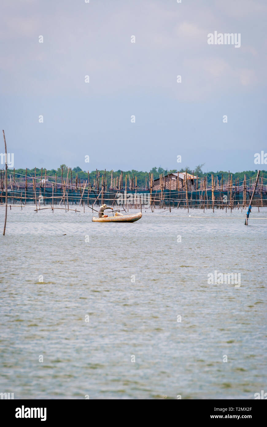 Capanna di pescatori e reti al lago Songkhla, Thailandia Foto Stock