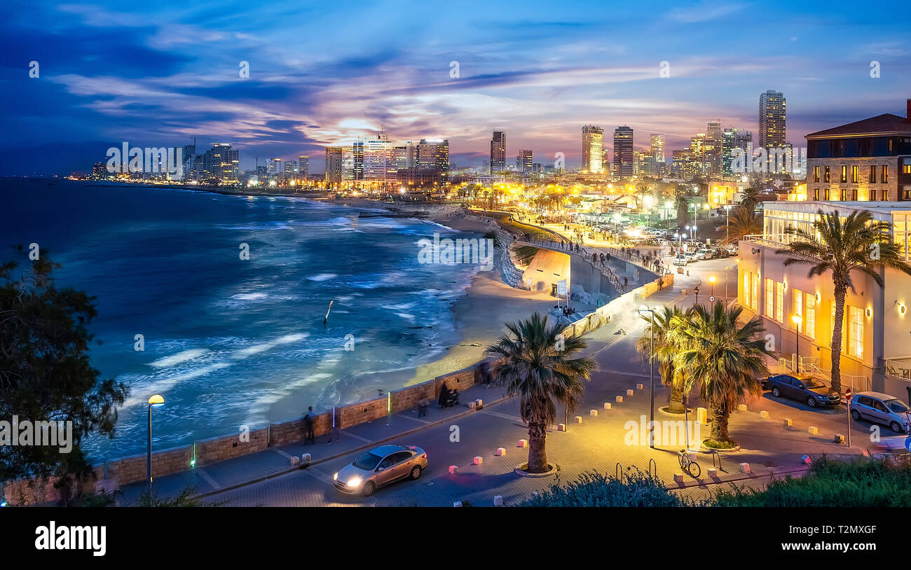 Una vista panoramica di Tel Aviv in tempo di blu, Israele Foto stock - Alamy