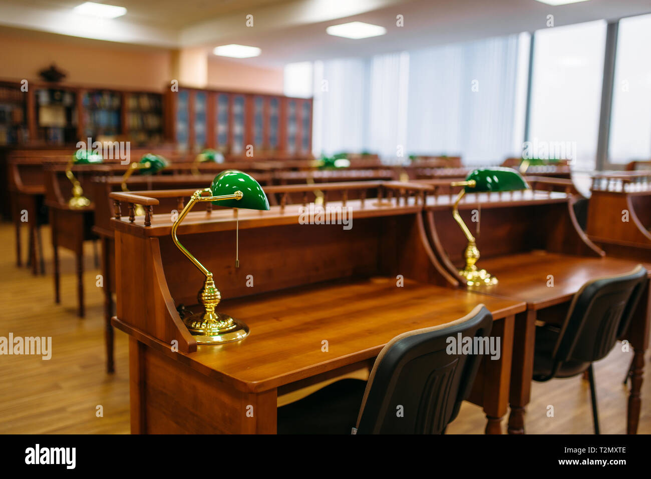 Sala lettura, le righe della tabella nella biblioteca universitaria, nessuno. Conoscenza depositario, il concetto di istruzione Foto Stock