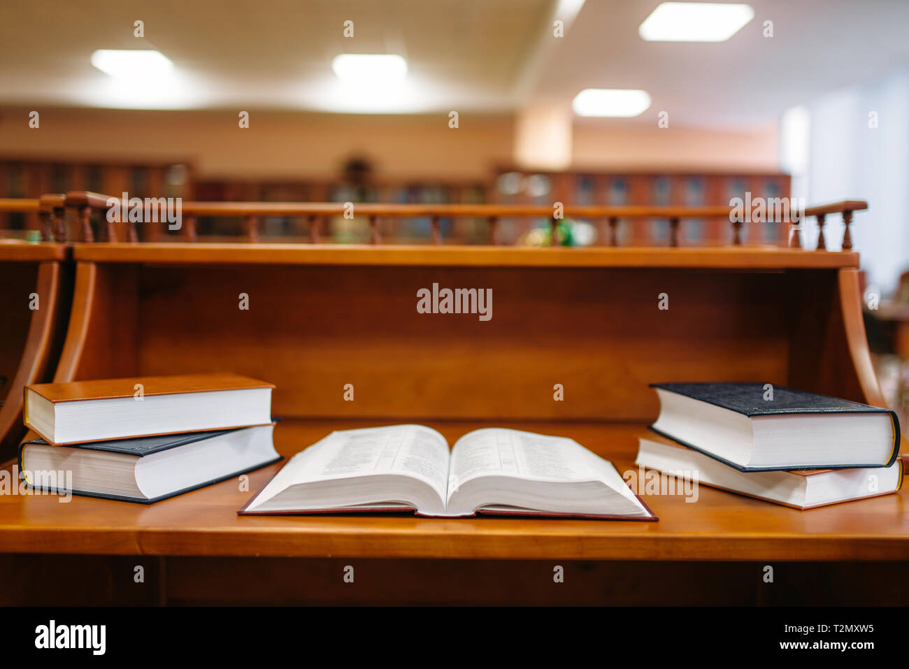 La tabella con i libri in sala lettura, interno della biblioteca universitaria, nessuno. Conoscenza depositario, il concetto di istruzione Foto Stock