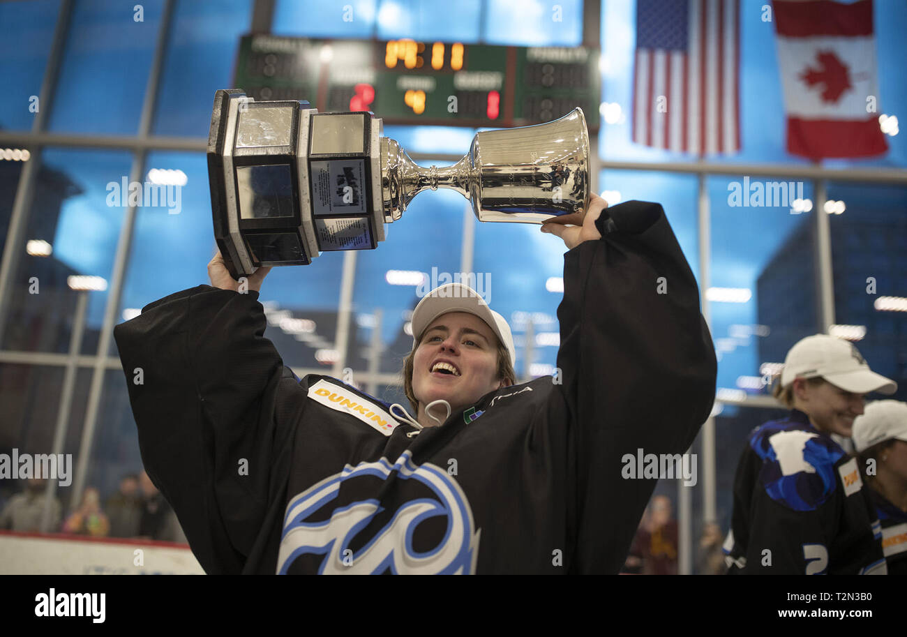 San Paolo, MN, Stati Uniti d'America. Xvii Mar, 2019. Minnesota Whitecaps goaltender Amanda Leveille celebra con la Isobel Cup al Tria Rink Domenica Marzo 17, 2019 in San Paolo, Minn. Il Whitecaps battere la bufala Beauts 2-1 in lavoro straordinario per vincere il campionato NWHL presso Tria Rink. Credito: Jerry Holt/Minneapolis Star Tribune/ZUMA filo/Alamy Live News Foto Stock