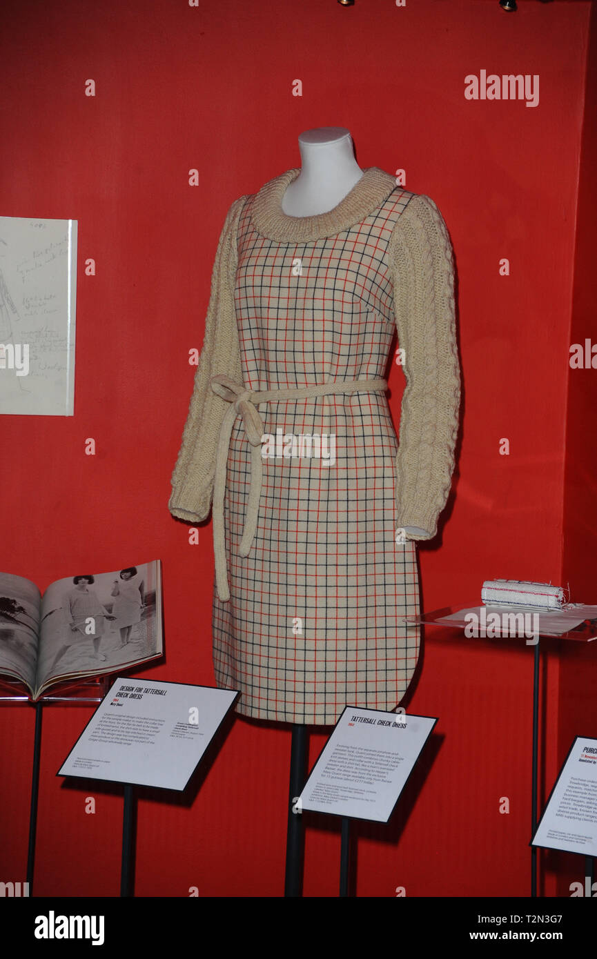 Londra, Regno Unito. 3 apr, 2019. Articoli di moda ideato da Maria Quant vede visualizzato in Maria Quant mostra al V & A Museum di Londra. Credito: Terry Scott/SOPA Immagini/ZUMA filo/Alamy Live News Foto Stock
