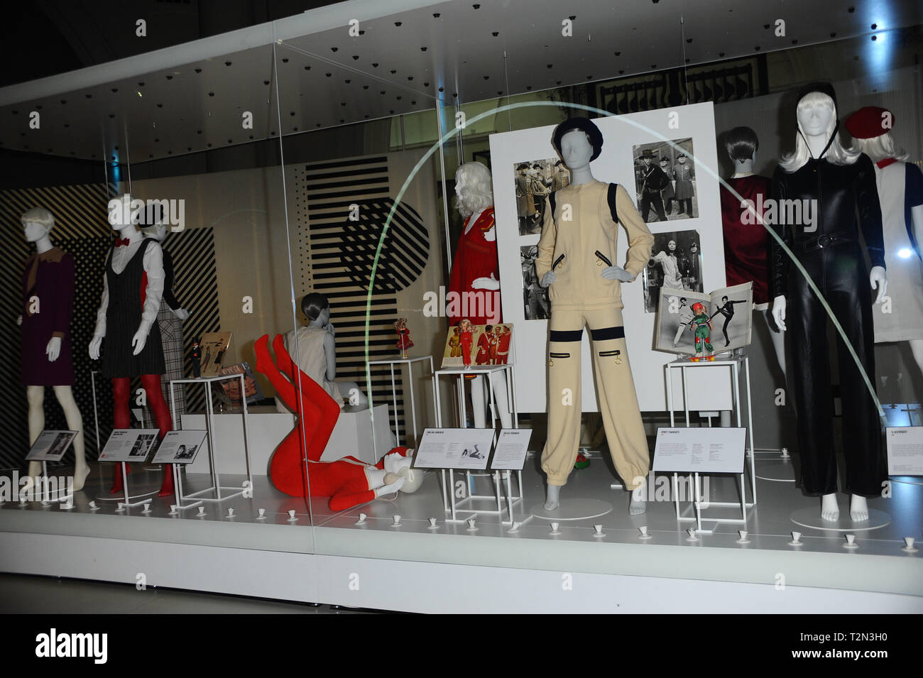 Londra, Regno Unito. 3 apr, 2019. Articoli di moda ideato da Maria Quant vede visualizzato in Maria Quant mostra al V & A Museum di Londra. Credito: Terry Scott/SOPA Immagini/ZUMA filo/Alamy Live News Foto Stock