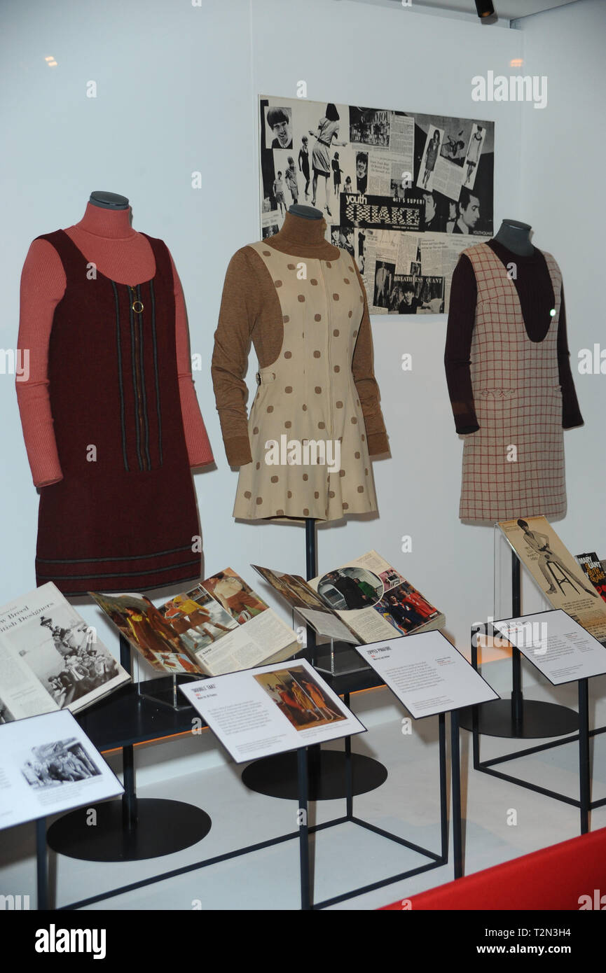 Londra, Regno Unito. 3 apr, 2019. Articoli di moda ideato da Maria Quant vede visualizzato in Maria Quant mostra al V & A Museum di Londra. Credito: Terry Scott/SOPA Immagini/ZUMA filo/Alamy Live News Foto Stock