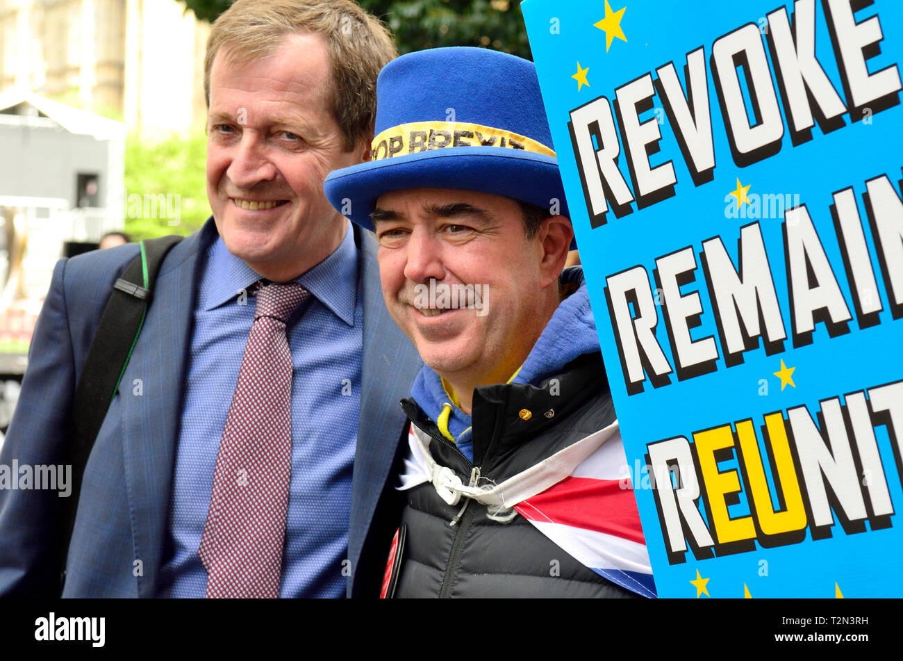 Westminster, Londra, Regno Unito. 3 Apr 2019. College Green, Westminster, dopo che il Primo ministro di domande in Parlamento. Alastair Campbell e Steve Bray, anti-Brexit diruttori Credito: PjrFoto/Alamy Live News Foto Stock