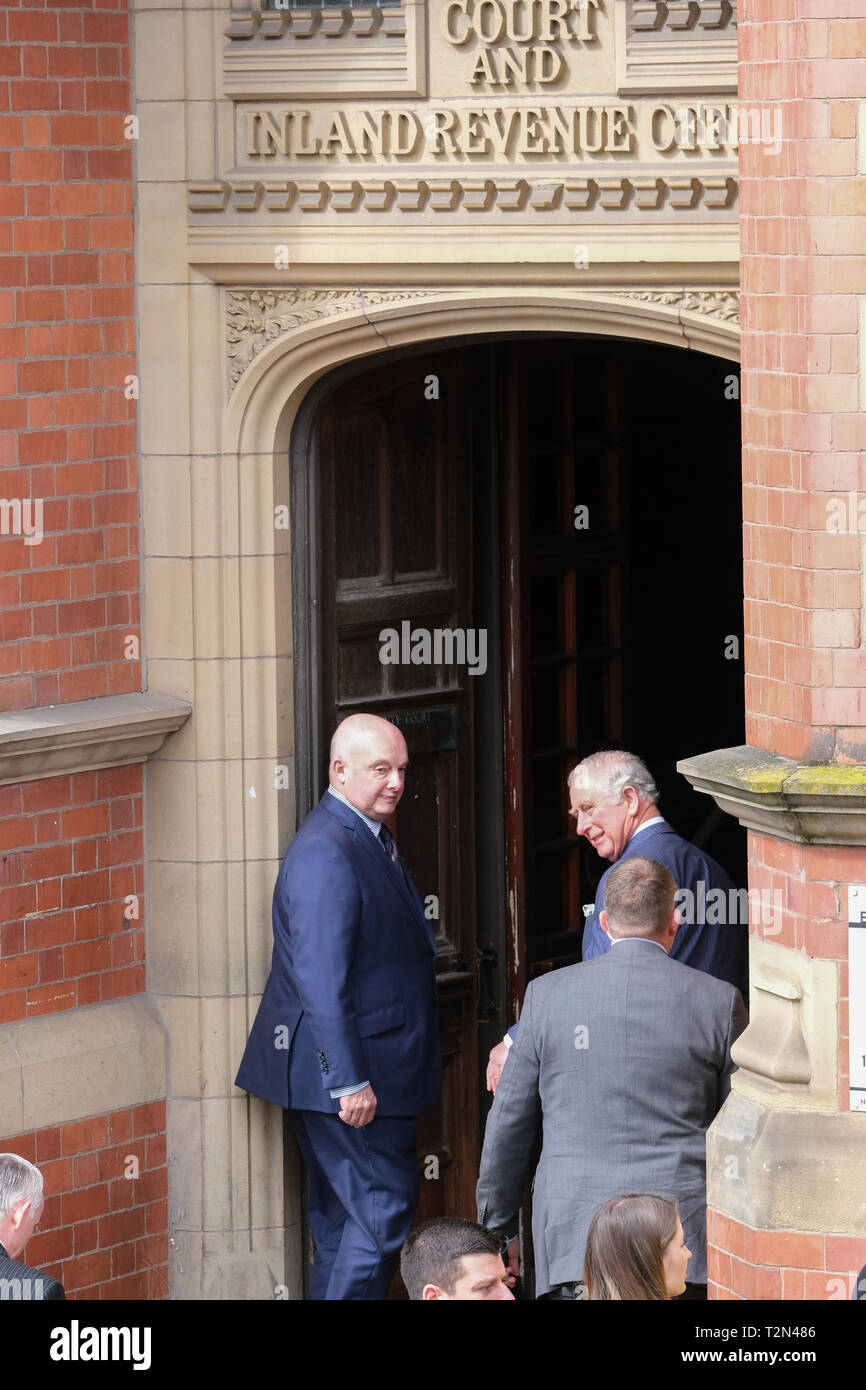 Wigan, Regno Unito. Il 3 aprile 2019. Il principe Carlo che arrivano al vecchio edificio Tribunali in Wigan dove ha preso un paio di minuti a parlare con gli spettatori che attendevano al di fuori. È stata la prima di tre fermate per la sua prima visita alla città di Lancashire. Credito: Paolo Melling/Alamy Live News Foto Stock