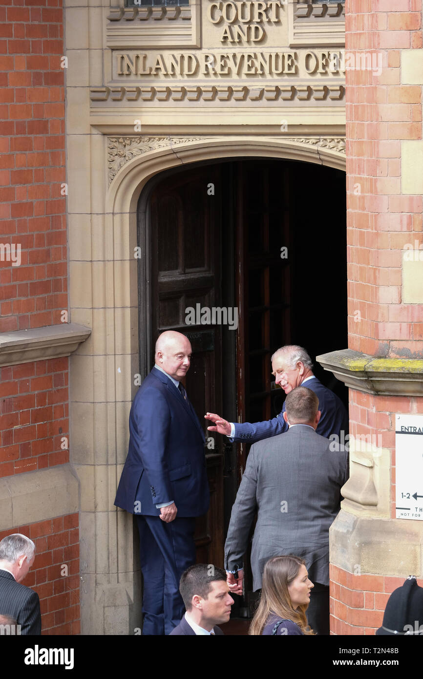 Wigan, Regno Unito. Il 3 aprile 2019. Il principe Carlo che arrivano al vecchio edificio Tribunali in Wigan dove ha preso un paio di minuti a parlare con gli spettatori che attendevano al di fuori. È stata la prima di tre fermate per la sua prima visita alla città di Lancashire. Credito: Paolo Melling/Alamy Live News Foto Stock