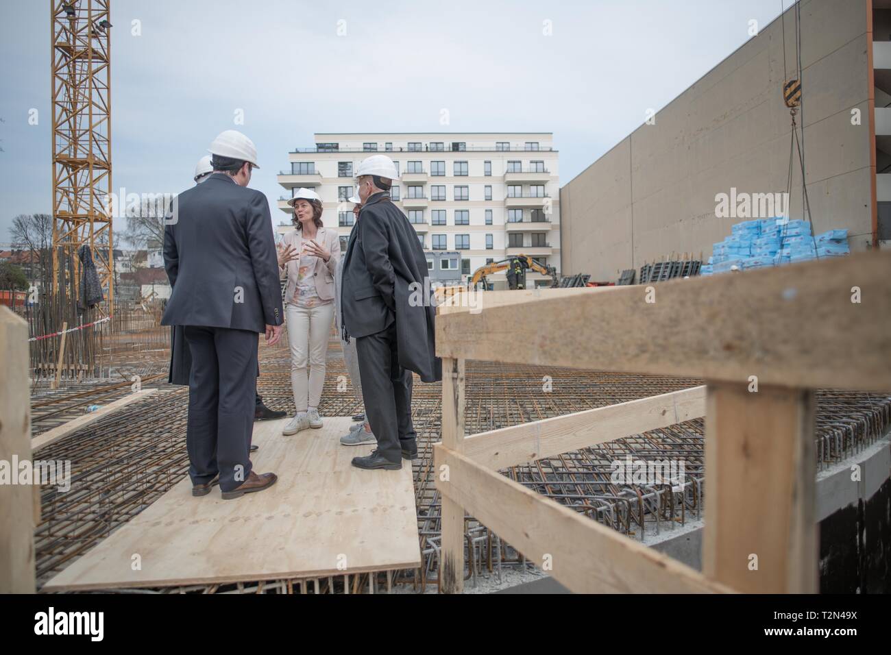 Berlino, Germania. 03 apr, 2019. Katarina orzo (SPD), Ministro federale della giustizia, visiti il sito di costruzione delle pere Campus ebraica ed è circondato da uomini in abito scuro. Credito: Jörg Carstensen/dpa/Alamy Live News Foto Stock