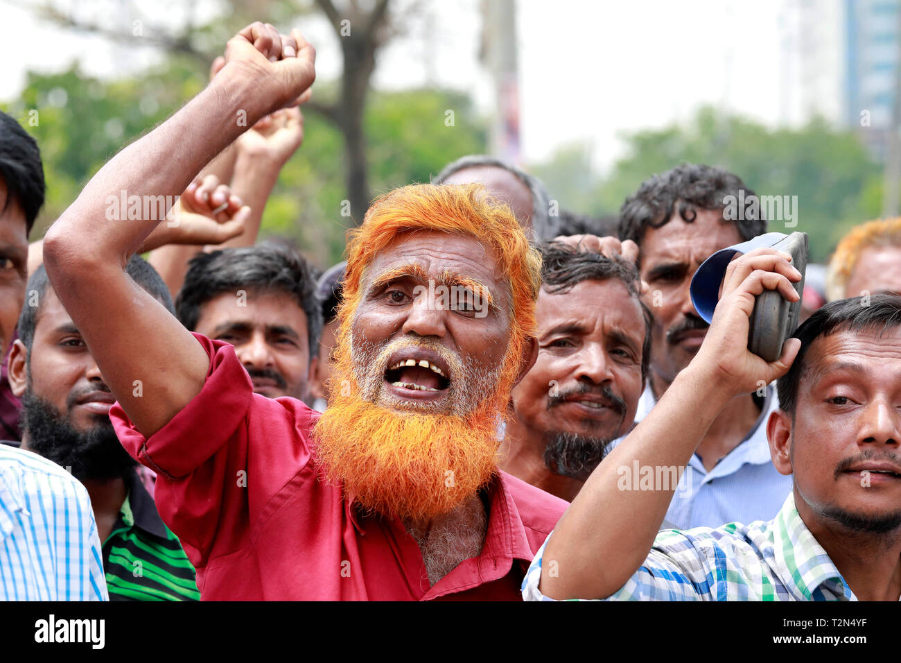Dacca in Bangladesh. 03 apr, 2019. Mulino di iuta di lavoratori nel blocco Damra il personale trimestre area a Dhaka- Sylhet autostrada come loro 72 ore di sciopero è iniziato 02 aprile 2019, Dhaka, Bangladesh. Credito: SK Hasan Ali/Alamy Live News Foto Stock